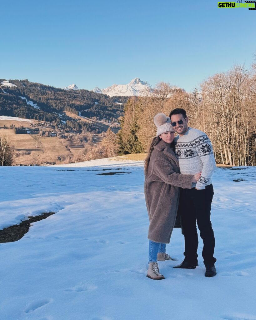 Kelly Brook Instagram - Merry Christmas and lots of love from Mr&Mrs Parisi ❤️🎁🎄🏔️