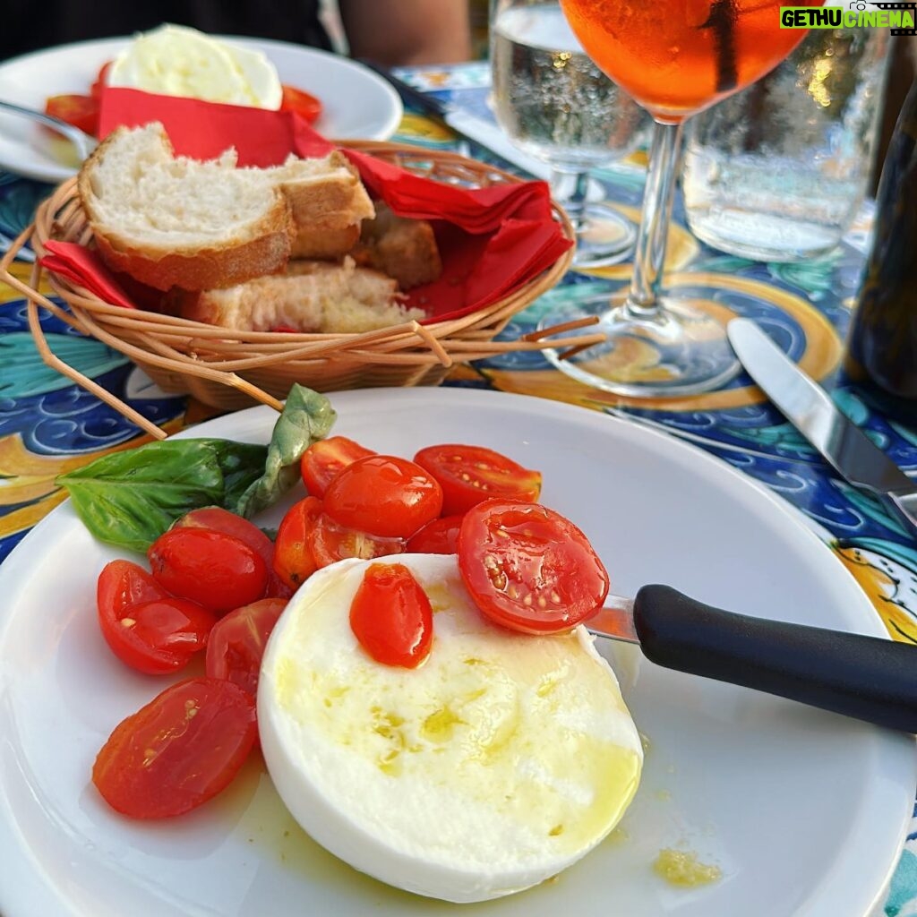 Kelly Brook Instagram - Living that Tomato Girl Summer Micro Aesthetic 🍅 #tomatogirlsummer