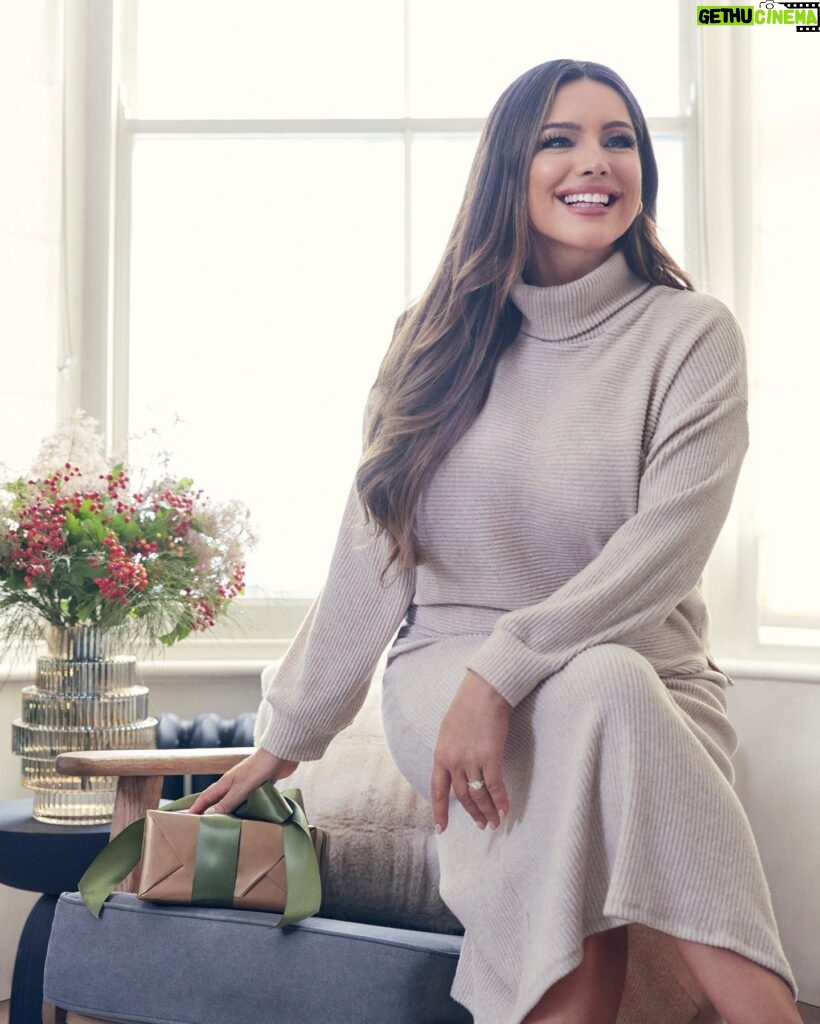 Kelly Brook Instagram - Cosy Collection @fandfclothing #fandfclothing #Tesco #Ad #MyEdit #TescoHome🎄🧸 @adamjamesrichardson 📸