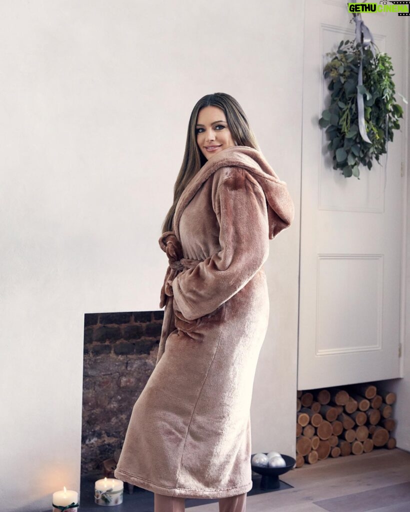 Kelly Brook Instagram - Cosy Collection @fandfclothing #fandfclothing #Tesco #Ad #MyEdit #TescoHome🎄🧸 @adamjamesrichardson 📸