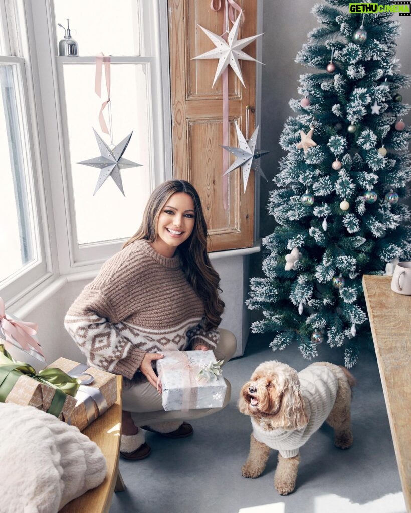 Kelly Brook Instagram - Cosy Collection @fandfclothing #fandfclothing #Tesco #Ad #MyEdit #TescoHome🎄🧸 @adamjamesrichardson 📸