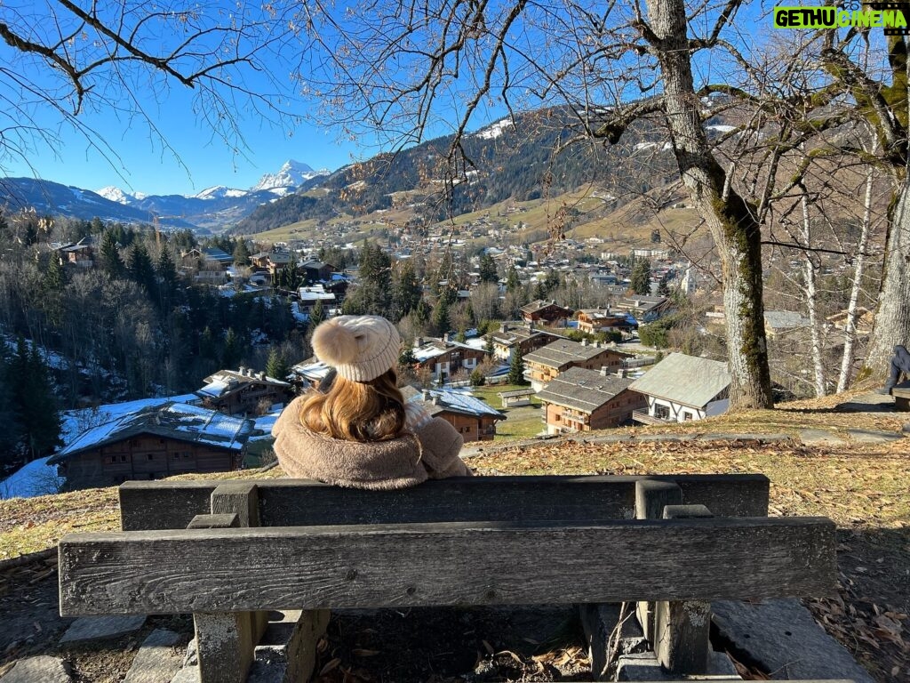 Kelly Brook Instagram - Just contemplating why my month long Flu miraculously disappeared the moment I spent a day in the mountains and how I’ll now never get to experience that Max Mara Teddy Pop Up in Covent Garden because of it !! 🤢🤧🧸