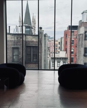 Kelly Jean Killoren Instagram - NEW YORK| Behind the most beautiful buildings lies the most exclusive treasures. This is one reason I know Im in my perfect era: style, architecture, education, and innovation. #newyork @douglaselliman #saturdaysinnewyork
