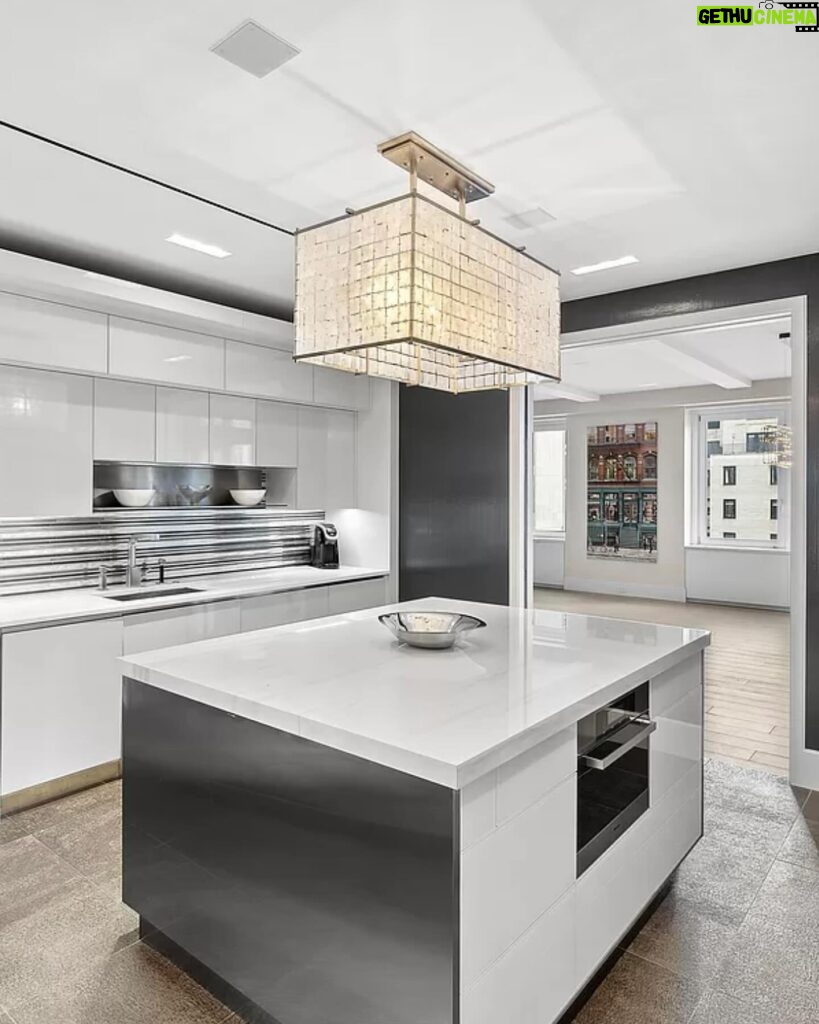 Kelly Jean Killoren Instagram - PARK AVENUE| UPTOWN GIRL| Welcome to my uptown. 510 PARK AVENUE 12 5bedroom/ 4.5 bathrooms, 3000 sqft,, PRICE $5,995,00M. This magnificent full floor property is close proximity to everything you need and love. First off, Central Park-which is 842.6 acres- is minutes away from your doorstep. Le Bilbouquet- a must have is the cajun chicken- is next door and across the street is Il Mulino- the finest Italian food in the city. Avra and Ciprianis are within blocks away. So now that you are all set with the best restaurants and the most beautiful park- let’s talk about the incredible installations on Park Avenue from florals to art from the Spectacular Swimmers- thanks to the Patrons of Park Avenue. The beat shopping is seconds away with Tiffany and Co, Prada, Louis Vuitton, Bergdorf Goodman, and Bulgari. The Aman Hotel holds one of the most exclusive spas in the world including great acupunture. And, last but not least the staff at 510 Park Avenue offers white glove service. Welcome to your beautiful new world. @douglaselliman #realestate #parkavenue #kellykillorenbensimonteam 📸 @rich_caplan_photography