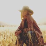 Kelly Reilly Instagram - Golden hour with @emersonmiller 🌾
