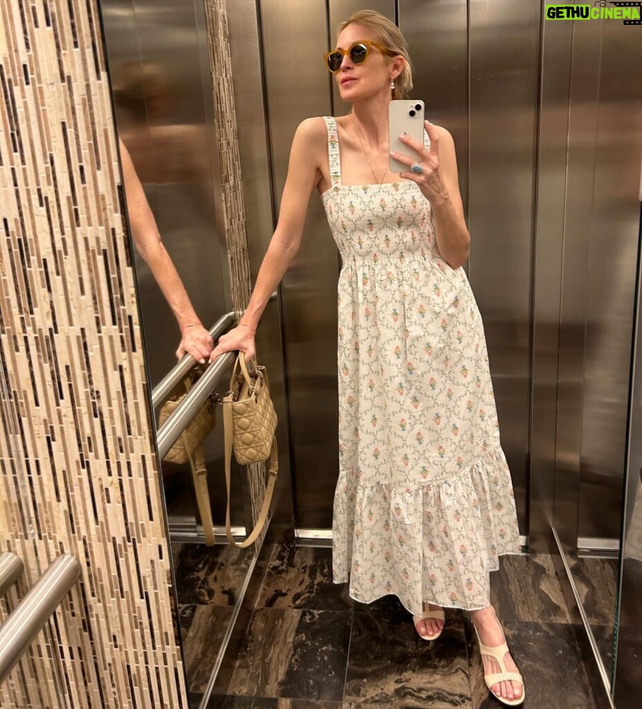 Kelly Rutherford Instagram - @hillhouse 🌼