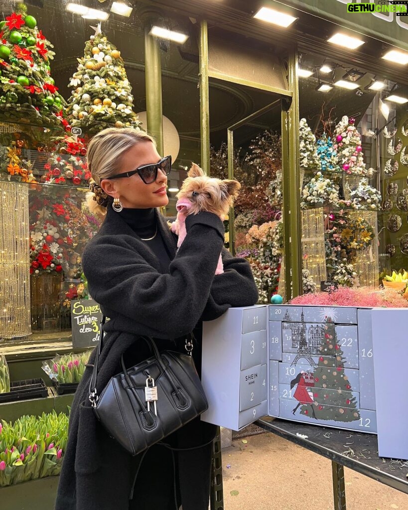 Kelly Vedovelli Instagram - Publicité | Noël avec Roro ♥️ @sheinfrance_ ,fait remporter 500 calendriers de l’avent !! Si toi aussi tu veux ton calendrier Home, rendez-vous sur leur compte officiel Shein 🎄 #SHEINhome #calendrierdelavent #SHEINholiday @sheinfrance_ ~ Studio by P.verrecchia ~