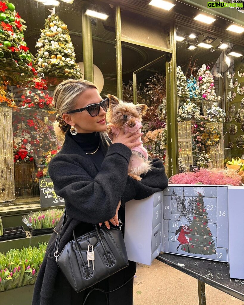 Kelly Vedovelli Instagram - Publicité | Noël avec Roro ♥️ @sheinfrance_ ,fait remporter 500 calendriers de l’avent !! Si toi aussi tu veux ton calendrier Home, rendez-vous sur leur compte officiel Shein 🎄 #SHEINhome #calendrierdelavent #SHEINholiday @sheinfrance_ ~ Studio by P.verrecchia ~