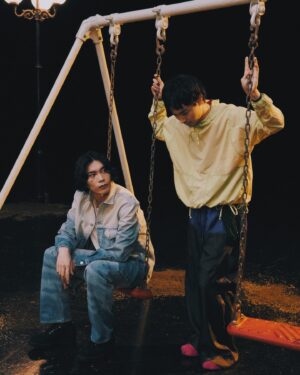 Kenshi Yonezu Instagram - お互いそれ相応に大人になったと実感できた1日だった。ダラダラ3、4時間くらい収録して、もういいっしょと撮影を終えた後、2人きりのベランダで話した内容が結局いちばん面白かった。あれも録っとけばよかったと惜しく思わんでもないが、録ってたらあんな話にはならなかった。映らないもの、聞こえないものを大事にしようとここ最近は特に思う。