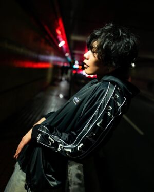 Kenshi Yonezu Instagram - アニメ「チェンソーマン」オープニングテーマを担当させて頂きました。「KICK BACK」というタイトルです。誠に光栄です。だいきありがとー。つんくさんありがとうございます。宜しくお願い致します。

#KICKBACK
#チェンソーマン