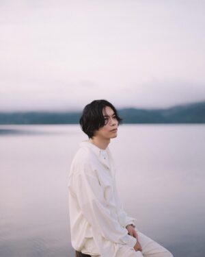 Kenshi Yonezu Instagram - 「君たちはどう生きるか」の主題歌として「地球儀」という曲を作らせてもらいました。

お話を頂いたのはもう4年ほど前のことです。一番最初は驚愕すると同時に「何故自分なのか」と困惑しました。曰く、宮﨑さんがFoorinのパプリカをラジオで耳にしたのをきっかけにわたしに白羽の矢が立ったようです。5冊分にもなる重たい絵コンテを頂き、宮﨑さんから説明を受け、恐る恐る作曲に取り掛かりました。今や遥か遠い昔の出来事のように感じています。

この4年間のあいだ、幾度か小金井のスタジオへと足を運び、宮﨑さんや鈴木さんとお話をさせて頂いたのですが、その殆どが不思議なくらい気持ちよく晴れた日でした。近所にいる園児の声を聞きながら、黒々と落ちた木陰の中を歩いたのをおぼえています。常日ごろ狭い部屋で独り過去の記憶を辿りながら作曲をしている身からすると、それは豊かと呼ぶ他ない体験でした。

小さな子供の頃から宮﨑さんの映画を見て育ちました。いつしかわたしは大人になり、音楽を作る人間になりました。その音楽を沢山の人に受け取ってもらえるようにもなりました。まだ至らぬ部分も数え切れないほどありますが、至らなさも含めて確かにここまで生きてきたのだと思えます。

「地球儀」は「君たちはどう生きるか」の為の曲であり、わたしが今まで宮﨑さんから受けとったものをお返しする為の曲でもあります。今まで映画を作り続けてくれてありがとうございました。そしてこれからもずっと作り続けてください。