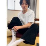 Kento Yamazaki Instagram - 帰り支度する山﨑さん 靴下のつま先には本人直筆の「KASHIKOIHITO」の文字！ #本日グッズの締切！