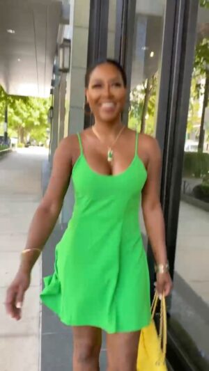 Kenya Moore Instagram - A little green apple 🍏 covered in chocolate 🍫  Have a beautiful Saturday!