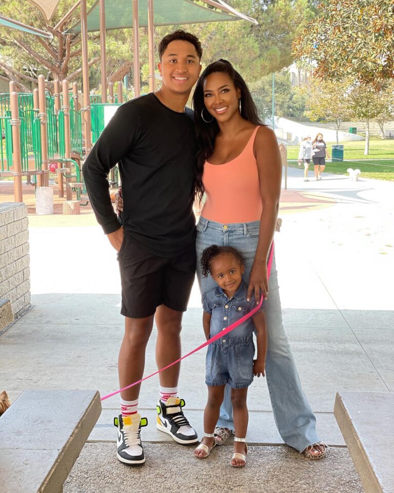 Kenya Moore Instagram - Sometimes family isn’t blood- it’s love. Fill your life with those who make you happy, care about your well-being and protects you from anything that doesn’t serve your best interests. Have a blessed Sunday everyone! #friends #family #l #happy #DWTS