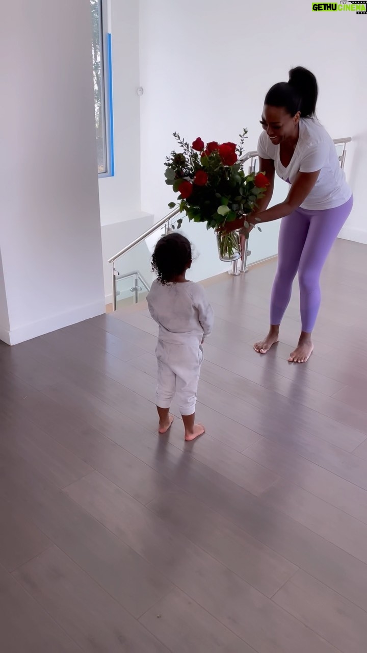 Kenya Moore Instagram - To see her smile and happy is the meaning of my life. Thank you Dad for the Valentine’s Day (that came on time) flowers 🌺 *late post