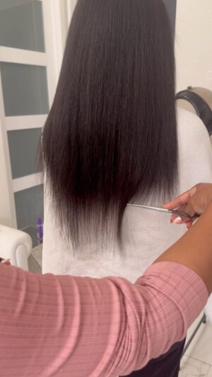 Kenya Moore Instagram - After 4 months of filming and applying heat to my nearly waist length real hair, I had to CHOP off at least 3 inches of damage.  Why? Because I wasn’t protecting my hair with @kenyamoorehair every day. 

I know better and now I have to pay the price for excessive heat damage and over styling.  Broken hair is not healthy so a good trim is necessary. 

Watch me grow it back using the reconstructive mask, serum and leave in once per week. 

Tag someone who needs to let go of broken hair👇🏽