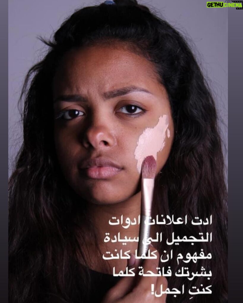 Kenzy Madbouly Instagram - الذكرى الخامسة لمشروعي في الجامعة اللي طلع في الجرايد في ٢٠١٩ واتشهر مع انه في الجامعة الدكاترة ماكنش عاجبهم عجبهم بس بعد ما نزل في الجرايد😂♥️ المشروع كان لمادة الفوتوجرافي وفكرته اننا نبين ان مقاييس الجمال مش حقيقية المجتمع هو اللي صنعها وصدقها، مقاييس الجمال لازم كلنا نكسرها لان كل حد فينا حلو بطريقته♥️