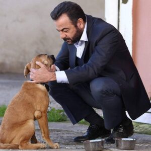 Kerem Alışık Instagram - Kafası kapısı penceresi  kirli olana dünyanın bütün çiçekleri çamur gözükür evlat ..
Kafa kapı pencere temiz olmalı...
insanlık kirin pasın lekenin altında kalmamalı..
İnsanı çiçeği  böceği bitkiyi kediyi köpeği zehirlemek yerine ,sevmeli. öpüp koklamalı..
İyiliğe gücü yetmeyenler en azından kötülük yapmamalı..
Ne demiş Sadri alışık.. sokak köpeklerine selam vermek adam olmaya çeyrek var demektir....
Fekelinin Garip i sevdiği gibi kalpte yer vererek sevelim sadık dostlarımızı...
Garip ve arkadaşları Çukurova da çok mutlu .. darısı diğerlerinin başına...
Akşam buluşmak  üzere...