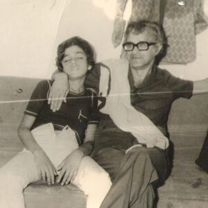 Kerem Alışık Instagram - O gün dayısının elinin altında uyuyan o çocuğun uykusu ne kadar güzel olsa da uyandığında Attila İlhan ı gördüğü anın mutluluğuna ulaşamazdı....
O ellerden ne çok şey öğrendi o çocuk...
O eller o çocuğun kalbini ve dünyayı nasıl da kıymetlendirdi...
O eller aşkı kavgayı umudu ve şiiri ne çok sevdi...ne çok sevdirdi..
O eller ne zaman bir yaşamayı tutsa...
Tutsak etti bizi kendisine...
O ellerinle sen her zaman edebiyatın yalnız şövalyesi oldun ..
O sıcak ve temiz ellerinden öperim Attila İlhan...
iyiki doğdun büyük yolların haydutu..
İyiki doğdun Kaptan...
Kutlu olsun Doğum günün...