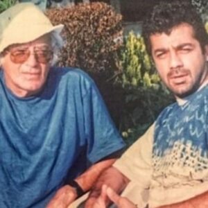 Kerem Alışık Instagram - Eski bir Kanlıca da sıcak bir Yaz günü...
Attila İlhan mavisinden denize bakmışız birlikte...
Belki de böyle mavilere üzgün üzgün bakmaktır dünya...
Ahh ah.. o yazlar ki..
Yıldızlı bir buğuyla yükselir denizden.. sevdalı şarkılar gibi...
her gün bir nağmesi eksilir belleğimizden...
gizli bir rüzgar üfürür gibi....
Eskimek güzel eksilmedikçe....
Bugün yokluğunda 14 yıl...
Nur içinde yat Kaptan...