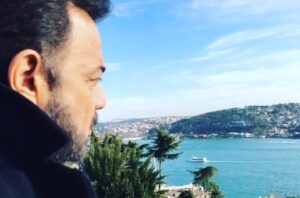 Kerem Alışık Instagram - Bembeyaz  bir kara sevdaydı..
Sevdası gönlümüzde karasi gözümüzde kaldi..
Dili derya deniz
Denizi sıcak ve temiz
Sozu derdimizde cümlesi aklımızda kaldı..
Ay'i üzerimize güneş gibi dogdu...
Hilali yüzümüzde helalı nefesimizde kaldı..
Görünen görünmeyen milyarlarca yıldızı vardı 
Işiklari basımızın üstünde
Islıkları burnumuzun kemiğinde kaldı... Tüm sevenlerimizin emeği geçenlerimizin ve izleyicilerimizin önünde şapkamızı çıkarıyor ceketimizin önünü binbir  defa  iilikliyoruz...
Sevgiyle kalın...hoşçakalın