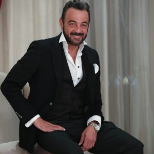Kerem Alışık Instagram - Bu adamın sakalları şiirle karışık yüreği Allah ile barışık biliyorum..
Peki gülümsemesi...
Gülümsemesi biraz zahmete biraz hasrete alışık.,,,