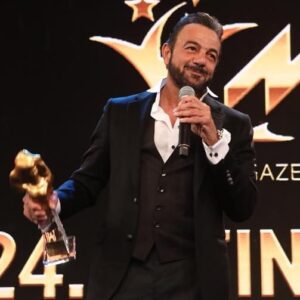 Kerem Alışık Instagram - Bu avuçlarımda tuttuğum tiyatro ve televizyon ödüllerine her şey adını koydum...
Nasıl bir duygu derseniz...
Birini çok sevmek gibi derim..
Bir anneyi bir babayı bir evladı belki bir sevgiliyi belki bir eşi...
Hani bütün  şiirler yağmura yazılır ama marifet buluttadır ya...
Bulutlara selam olsun...