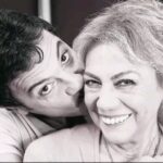 Kerem Alışık Instagram - Bir Attila İlhan şiirinden çıkmıştı sanki... Elinde kaçak bir yağmur’un Eylül’ü... Alnı ak.. Yüzü pak... Kaşı kirpiği serin... Öylesine asil öylesine zarif.. Gözleri çağlayan’dan derin.. Bir damlası umut bir damlası sevda... Gelincik çiçeği var saçlarında... Örümcek ağı gibi ince.. Ana bağrı kadar temiz... Ah bizim mis kokulu Çolpan yıldızımız.. Kursağımız da bütün takvimleri idama gönderecek özlemin ile gezeriz... Sesin sevgin varlığımızın en büyük kanıtı.. Nur içinde yat... Evimizin yuvamızın mukaddes yüzlü Çolpan İlhan’ı... Yokluğunda 8. Yıl...