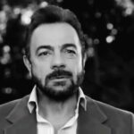 Kerem Alışık Instagram - Gitmekle gitmiş olmuyor ki insan.. Gönlü kalıyor aklı kalıyor anıları kalıyor.. Evet şimdi gidiyorum ama kalmak gibi gidiyorum.. Bir Zamanlar Çukurova, bir anne babayı bir sevgiliyi bir eşi çok sevmek gibi bir şey benim için.. Gelişim de,gidişim de ve çalıştığım süre içinde aynı kaderi paylaştığımız, emeklerini katkılarını ve desteklerini hep kalbimde pamuklara sarıp saklayacağım set önü ve set arkasında ki tüm emekçi kardeşlerime, kıymetli çalışma arkadaşlarıma, değerli meslekdaşlarıma, senaristimiz Ayfer Tunç yönetmenimiz Murat Saraçoğlu’na yapımcılarımız Timur Savcı ve Burak Sağyaşar’a ve yayıncı kuruluşumuza derin teşekkürlerimi sunuyorum .. Ve tabii sıcak Adana’nın sıcak insanlarına, bizi hep zirvede tutan izleyicilerimize,ilgileri ve sevgileri ile beni iltifatlandıran onurlandıran güzel yüreklere sevgi ve saygılarımı yolluyorum .... Hep söylediğim gibi bütün şiirler yağmura yazılır ama marifet buluttadır.. Üstümüze şiirler yağdıran bulutlara selam olsun.. Hep sevgiyle.. Ve hep uhuletle suhuletle ..