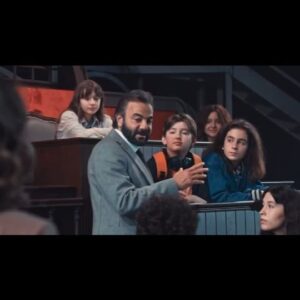 Kerem Alışık Instagram - Cumhuriyet ülkemizin onuru...
Bizim karakterimiz...
Cumhuriyet; ayımız yıldızımız.
Yüzüne aşık olduğumuz aynamız...
100. Yılında cumhuriyetimiz zorlukla zahmetle mücadele ile kurulan güzel yüzü  uğruna ömrümüzü verdiğimiz ve dahi vereceğimiz  bir ömürlük terimiz...
Ekmek kadar mübarek, vatan kadar mukaddesimiz...
Cumhuriyet sesimiz, vicdanımız... Hem sırtımızı dayadığımız  hem de kendisinden ilham aldığımız irademiz .
İrade varsa daima bir yol vardır diye öğretenimiz. Öğrenciliğine doyamadığımız öğretmenimiz...
Cumhuriyet hür nesiller yetişmesi ve adaletin sürekliliği merhametin yüceliği için sığındığımız felsefemiz.
Evimiz, barkımız, köyümüz…
100 yıllık Cumhuriyet tarihimizde biz de Alışık ailesi olarak naçizane hepimiz sanatın her alanında her kuşakta tüm çaba ve emeklerimizle yani sanatsal bütün uğraşlarımızla yer almaktan büyük bir gurur ve mutluluk duyuyoruz...
Bunu gelecek nesillere de taşımayı  ve aktarmayı arzu etmenin dışında, bir görev ve bir sorumluluk olarak görüyoruz.
Ne mutlu ki yükümüzü  sevgiden özümüzü saygıdan gücümüzü gayretimizden  alarak dün olduğu gibi bugün de bunu gerçekleştirme konusundaki en önemli dayanağımız yine cumhuriyetimizin kendisi...
Cumhuriyetimiz içinde geçmişimizi geleceğimizi barındıran çok kuvvetli silahımız.
Ve biliyoruz ki bu silahımız hiç kimseyi öldürmez....
Bize bu Cumhuriyet'i armağan eden başta  ulu önderimiz Mustafa Kemal Atatürk'e ve silah arkadaşlarına ve tüm şehit ve gazilerimize minnet şükran ve rahmetle...
Kutlu olsun yüzüncü yaşında yüz yıllık Cumhuriyetimiz! Nice yüzyıllara... 
@zorluholding @zorlu_psm @sakm_online @piuent @1923muzikal
