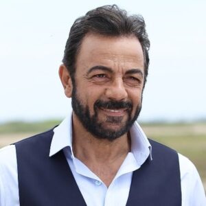 Kerem Alışık Instagram - Adam kederini unutmak için kederi yokmuş gibi yaptı..ve resimdeki kadar hafifçe güldü..
Gülüşü bunu anlayınca kırıldı ve o dakika terketti adamı..
Halbuki adam eline bir taş alıp  gülüşünü kendi kırmıştı..
Çünkü zaman mutlu etmek için kederi beklerdi..
Adam bunu biliyordu...
Akşam Çukurova da o zamanlarda bu zamanları paylaşmak üzere...