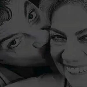 Kerem Alışık Instagram - Bugünden tam 7 yıl önceydi..
Temmuzun kan kırmızı bir karpuz gibi bıçaklandığı  geceydi ..
Saat çoktan geçmişti gece yarısını…
Anne diye bağırdım uykumda..
İki elim iki taş parçası..
Sığamadım dağlara 
Sığamadım çığlığıma..
Rüyalara kızmayan bir insandım..
Başımı rüyama vura vura parçaladım..
Bugünden tam  7 yıl önceydi..
Temmuz un kan kırmızı bir karpuz gibi bıçaklandığı geceydi..
Bayram arifesi limon renkli  bir şafak..
Al Işıklı ak alınlı Çolpan Yıldızı kayboluvermişti ..
Arkasında mukaddes ellerinden öpecek bir gök bırakarak..
Mekanı cennet olsun…