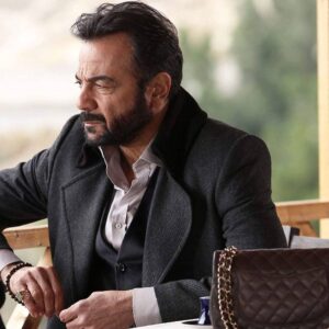 Kerem Alışık Instagram - Çukurova da bu akşam alacasında biraz yorgunum biraz kırgın ve  kızgın birazda kirletti galiba karanlık beni...
Akşam görüşmek üzere