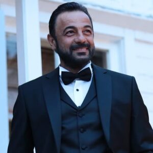 Kerem Alışık Instagram - Belki de bu kerem alışık şiirindeki kara yüzlü  kara gözlü adam benim...
Yılı ayrı ama adamı aynı 
Siyahı ayrı ama karası aynı
Yaşamı ayrı ama hayatı aynı

Bu gece yılbaşı...
İnsan insanl kutluyor..
Yıldızlar bulutlar darmadağın 
Hava veremli gibi öksürüyor çakal bile çıkmamış ininden 
Kara gözlü kara yüzlü bi adam
Öylece durdu hiç kıpırdamadı yerinden..,
Elinde kederi ...
Bilinmez bi yere batmış gözleri
Kan gidiyor yüreğinden..
Belli ki gam uğramış..
Parmaklarının arasına gözyaşını saklamış..
Bu gece yılbaşı 
İnsan insani kutluyor 
Şehrin tüm sokaklarında insanlar zehir
Artık yeni bir yıla açıkça girilmiştir...
Kara yüzlü kara gözlü bi adam 
Gözlerinde kahır birikmiştir.... sanki buzdan bir denize batıyor ..
Ne derdi var allah bilir... Yeni yıl tüm dertli insanlarımıza hastalarımıza darda zorda olanlarımıza şifa olsun... Gönüller şen olsun ...