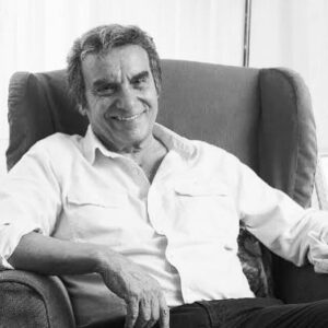 Kerem Alışık Instagram - Ah benim insanları insan kalbi ile seven Süleyman ağabeyim... Sıcak ekmek kokuları bıraktın bağrımızda…
Bir menekşeye bile siz diyen sanatın bütün yollarında durmaksızın koşan sessiz ve huzurlu ve başarılı olmayı kendi yanına uzanarak sağlayan Süleyman ağabeyim bugün gökyüzüne can arkadaşlarının yanına gitmiş... Istırabımı, acımı hangi dilde tercüme etsem üzüntümü anlatamayacağım...
Allah mekanını cennet etsin, nurlarda uyusun...