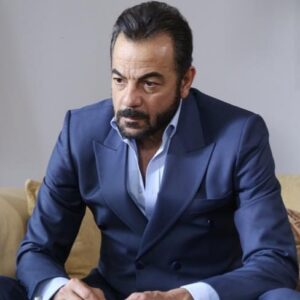 Kerem Alışık Instagram - Adama  küçükken ne olacaksın dediklerinde mutlu diyemedi o zamanlar  çocuktu akıl edemedi...
Sonra büyüdü ve aynı bu resimdeki gibi düşündü..
Zamanla büyüyünce mi artıyor insanın dertleri yoksa insan zamanda büyüyünce mi anlıyor gerçekleri...
İşin içinden çıkamadı..ve öylece kaldı...
Akşam o zamanları Çukurova'da görmek üzere...