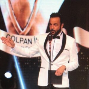 Kerem Alışık Instagram - Elimin üstünde Çolpan İlhan duruyordu.. tıpkı resimde olduğu gibi..
Sadri Alışık başımın üstündeydi sırça bir taç gibi...
Dün gece onları görmeliydiniz ...
Nasıl mutlu nasıl umutlu baktılar bize ..
24 yıllık bir özlemin hiç geride kalmadığını görür gibi...