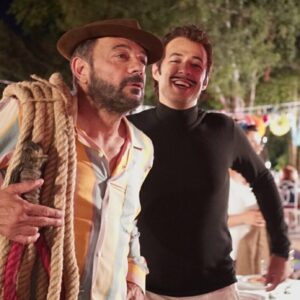 Kerem Alışık Instagram - Arif V 216’dan bir kare...
Bir yanda Sadri Alışık
Bir yanda Turist yani Cambaz Ömer 
İkisini özetlersek
Biri kalp biri ciğer 
Nereye gitseler beraber gider
Gidenler bizden gider..