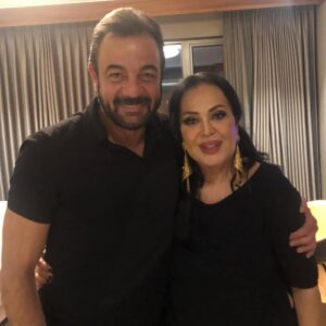 Kerem Alışık Instagram - Türkan Şoray...
Türkan abla...
Gözleri kaç Yeşilçam eder ..dudakları kaç karanfil..
Gülüşünde ne heykeller devrilir..
Adana da karşılaştık.. bir çay içimi sohbet ettik..
Gökyüzü  bakışındaydı... ben de baktım.. Baktığım yerde o gece gözleri gözlerimde gökyüzü vardı..
Bütün sabahlar için iki bilet aldım gökyüzünün en umutlu ve gururlu yerinden..