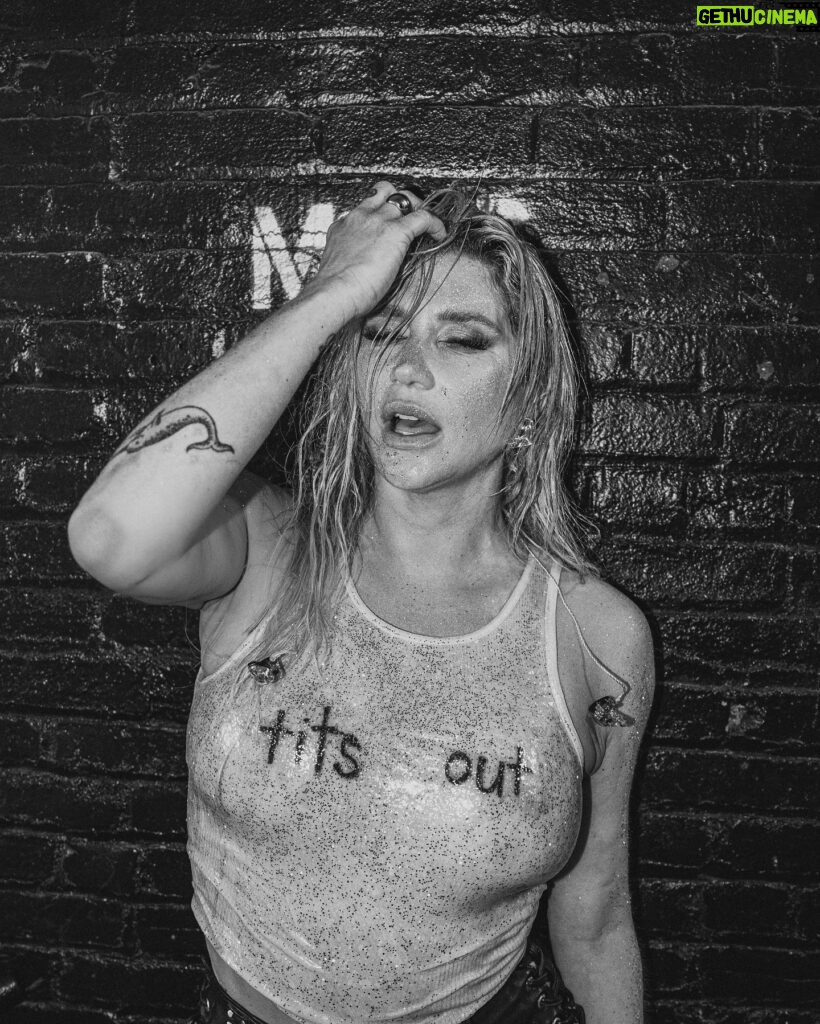 Kesha Instagram - @voguemagazine 📸⁣⁣⁣ Full tour diary on vogue.com⁣⁣⁣ ⁣⁣⁣ words: @keaton.kilde.bell⁣ photo: @jakobwandel⁣⁣⁣ stylist: @turnerturner ⁣⁣⁣ glam: @nattiventi & post-show glow✨