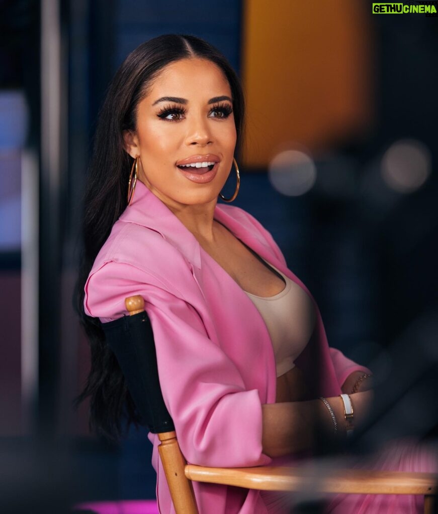 Keshia Chante Instagram - book smarts & street smarts, a deadly combo 🤍⚡️ 📸: @emiliosanchez