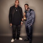 Kevin Hart Instagram - A glimpse at the love and energy from my “Mark Twain” ceremony …. So much love and so many laughs!!!! Make sure y’all tune in May 11th on @netflix ….. let’s gooooooooooooo