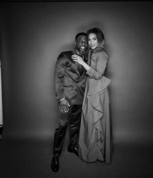 Kevin Hart Instagram - A glimpse at the love and energy from my “Mark Twain” ceremony …. So much love and so many laughs!!!! Make sure y’all tune in May 11th on @netflix ….. let’s gooooooooooooo