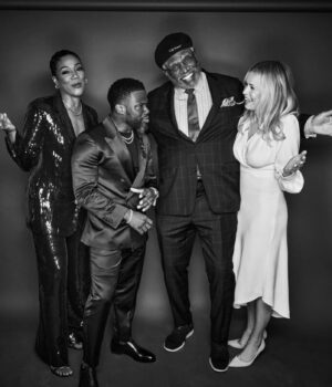 Kevin Hart Instagram - A glimpse at the love and energy from my “Mark Twain” ceremony …. So much love and so many laughs!!!! Make sure y’all tune in May 11th on @netflix ….. let’s gooooooooooooo
