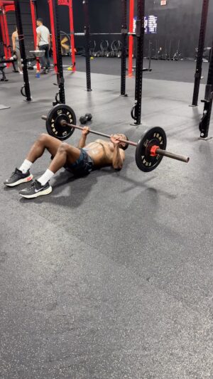 Kevin Hart Instagram - The level of fun that we have when we train is ridiculous….. all dogs have to mark their spots….I have to piss on the machines after this set 😂😂😂😂😂 Shoutout to my training partners in crime @justtrain @hgoodspeed @lilmu24 @johnburgandee …. Energy is important…. I love ours fellas #HustleHart