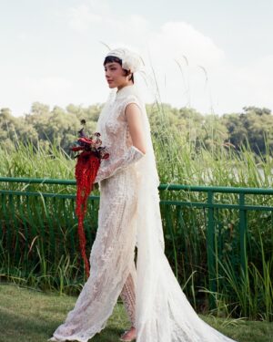 Khánh Linh Instagram - Ngày hôm qua là lễ ăn hỏi - đón dâu của tụi mình…

3 tuần qua, trải qua bao nhiêu cảm xúc hồi hộp, mong chờ tới cả căng thẳng, thì buổi lễ đã diễn ra thực sự quá là trọn vẹn và tràn ngập hạnh phúc với tụi mình. 2 đứa mình đều tính cách cũng tự lập, thế nên lễ truyền thống lần này chúng mình cũng xin phép gia đình cho “bọn con được tổ chức theo mong muốn của bọn con”. Rất là may mắn chúng mình được bố mẹ đồng ý, chỉ có điều rất là hồi hộp và căng thẳng không biết mọi thứ có diễn ra suôn sẻ hay không, có “hợp tình hợp ý” bố mẹ gia đình 2 bên không. Tới cuối lễ hôm qua, khi thấy mọi người đều vui, chúng mình mới thở phào “làm được rồi!”..

Chân thành cám ơn chị @gianginthemood , team @theflab.weddingplanner , @thangmuoihai.decor và đặc biệt là team @coemtrendy đã đồng hành cùng Linh và Kông để buổi lễ diễn ra trọn vẹn❤️

Cám ơn tất cả tình yêu thương của mọi người với chúng mình❤️

Photos by @huyvule , @thanhdad