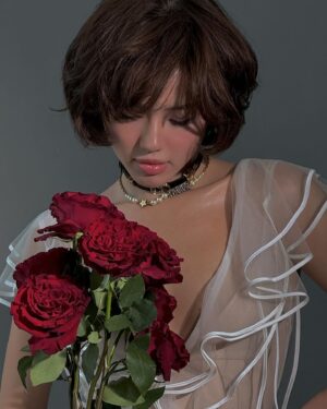 Khánh Linh Instagram - Flowers on my mind.

Dresses: @datt_official 
Flowers: @morri.concept
