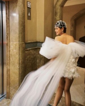 Khánh Linh Instagram - Yayyy🫶🏻

Tui thấy mình cười hơi lố rồi đó🥰

Cám ơn anh @_lethanhhoa_ @lethanhhoa_bridal đã dành tặng em chiếc đầm quá là xinh đẹp và bay bổng❤️

Cám ơn bác @kyophanacademy đã makeup cho tui thật xinh..

Và cám ơn 2 em bé @vananh____do @jus.tiee__ đã ở cạnh chị ngày hôm đó❤️

📷 @vananh____do