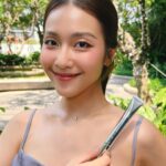 Khả Ngân Instagram - Đến thời điểm N đã bắt đầu quan tâm đến sự trẻ hoá, những nếp nhăn trên gương mặt của mình, và tìm cách để bảo vệ em nó thì DIOR Paris vừa hé lộ bí quyết của làn da căng bóng, mịn mượt với dòng sản phẩm Capture Totale Hyalushot mới - Phương pháp trẻ hóa & làm đầy nếp nhăn chuyên sâu đầu tiên. 🤩🤩 hì hì mọi người đợi N trải nghiệm xong sẽ khoe kết quả với cả nhà nghennn😙😙😉😉 @diorbeauty #Capturetotalehyalushot #khangan