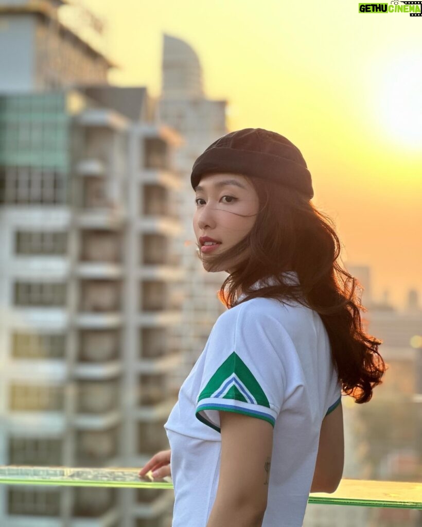 Khả Ngân Instagram - Whenever you want to see me, always look at the sunset; I will be there🌅🌥️ #khangan